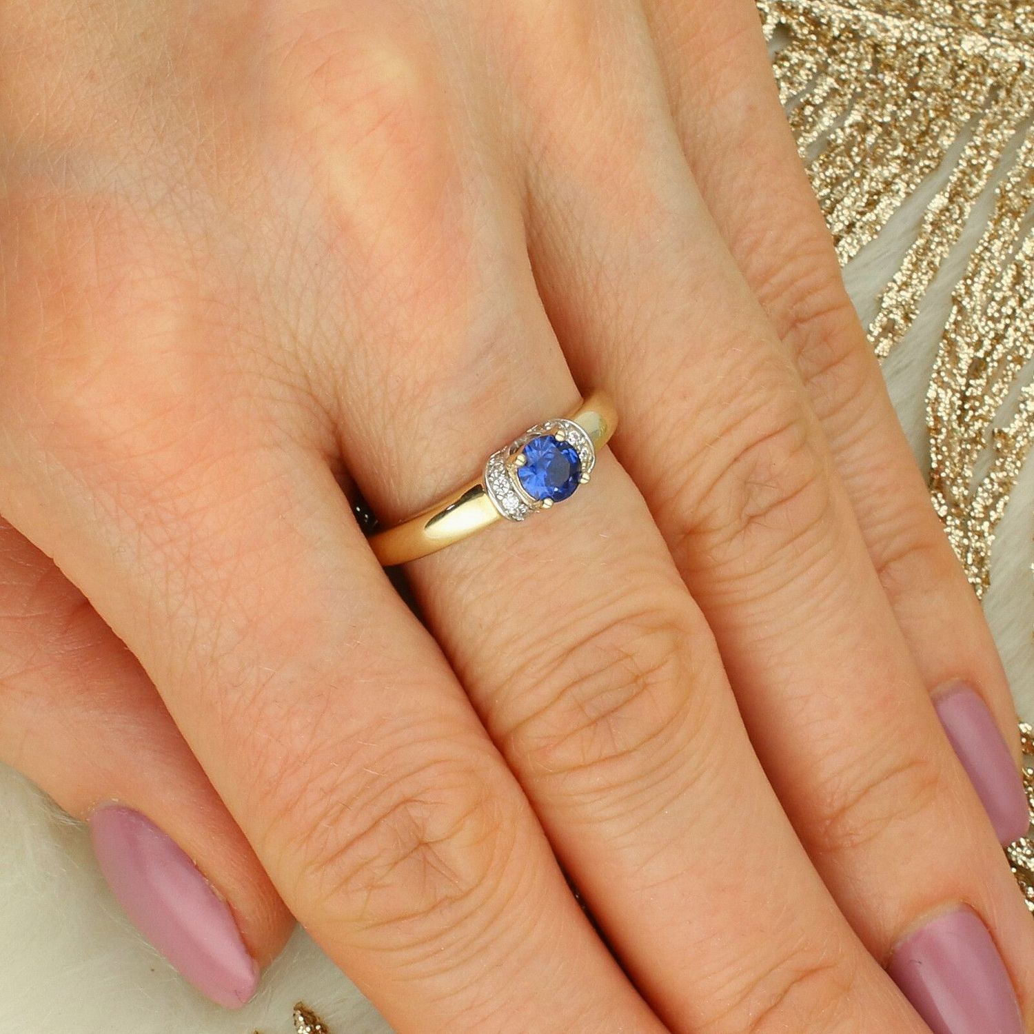 Złoty pierścionek damski z cyrkoniami i syntetycznym szafirem z kolekcji Rainbow. Elegancki pierścionek zaręczynowy lub prezent na Walentynki.1.jpg